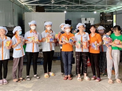 CÔNG TY HỒNG ÂN TẶNG QUÀ CÁC CHÁU THIẾU NHI NHÂN DỊP TẾT THIẾU NHI 1/6